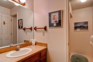 Habitat Condo A7 - Easy Walk to Downtown Ketchum & Hot Tub Onsite