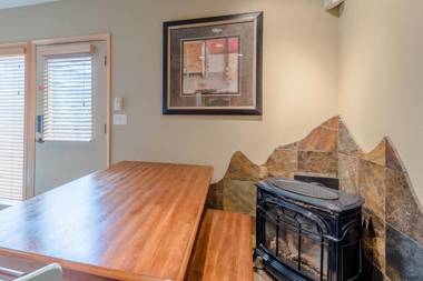 Alpine Villa 24 - Remodeled and Refurbished Walk to Bike Path Bald Mt and Downtown