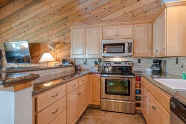 Smokey Plaza Condo 1 - Just Blocks from Bald Mountain & Hot Tub Onsite