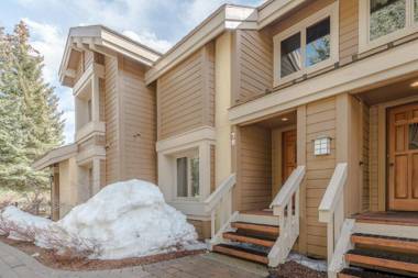 Sunburst Condo 2726 - Tri-Level with Spacious Kitchen and Hot Tub Onsite