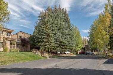 Sunburst Condo 2726 - Tri-Level with Spacious Kitchen and Hot Tub Onsite