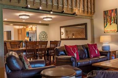 Sunburst Condo 2739 - Warmly Updated with Leather Furniture and Mountain Views