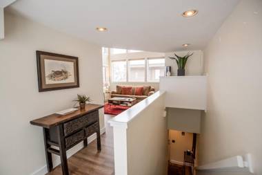 Knob Hill Ridge Townhome 1 - Modern Décor & Right in Downtown Pet Friendly