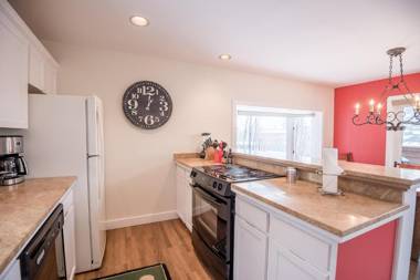 Knob Hill Ridge Townhome 1 - Modern Décor & Right in Downtown Pet Friendly