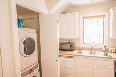 Knob Hill Ridge Townhome 1 - Modern Décor & Right in Downtown Pet Friendly