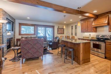 Andora Villa Condo 102 - Right on Trail Creek and Walk to Downtown Ketchum