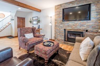 Andora Villa Condo 102 - Right on Trail Creek and Walk to Downtown Ketchum