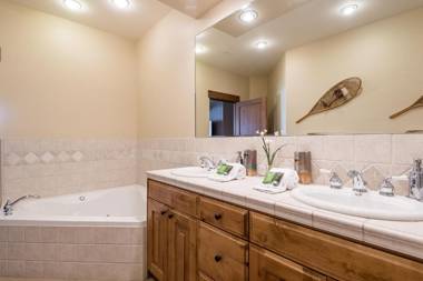 Westridge Condo 27 - Cozy Condo Walk to Bald Mt and Downtown Ketchum