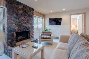 Sawtooth Condo 25 - Corner Unit Walk to Bald Mountain & Hot Tub Onsite