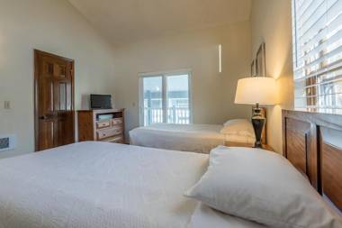 Habitat Condo 2 Bedroom with Year-Round Hot Tub & Walk to Downtown Ketchum