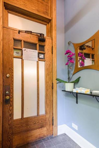 House 5863- Chicago's Premier Bed and Breakfast