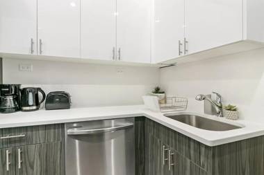 Central Location Lakeview 1BR Neat & Comfy