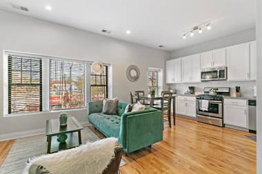 Charming 2BR Apt Nearby Transit Shops & Logan Sq