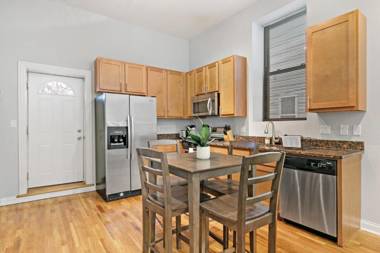 Charming 2BR Apt Nearby Transit Shops & Logan Sq