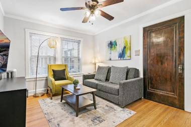 Chicago Local Vibe Residential 1BR Roscoe Village