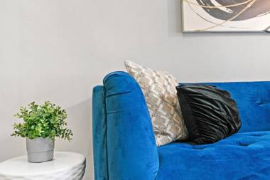 2BR walk to Shops & Restaurants Loyola University