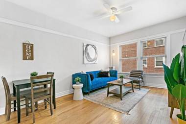 2BR walk to Shops & Restaurants Loyola University