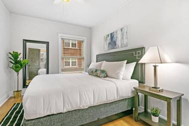 2BR walk to Shops & Restaurants Loyola University