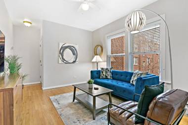 King Bed Full Kitchen Rogers Park 5mins Loyola