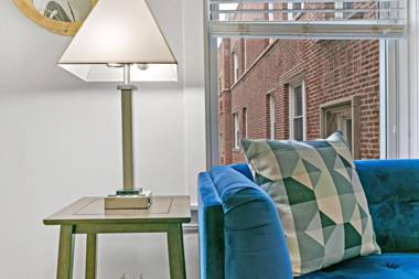 King Bed Full Kitchen Rogers Park 5mins Loyola