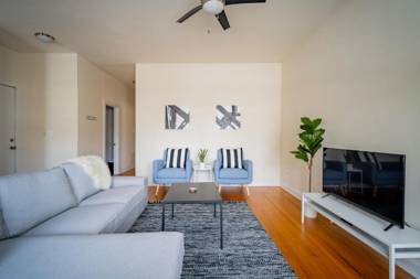 Classy 3BR 2BA Logan Square Apt with Free Parking