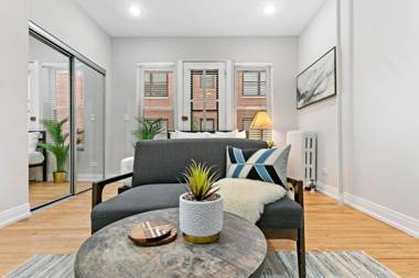 Studio Apt D'Place to be near Boystown Highlights