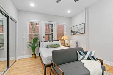 Studio Apt D'Place to be near Boystown Highlights