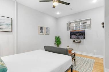 Studio Apt D'Place to be near Boystown Highlights