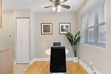 Studio in the Heart of Lakeview Bustling Location