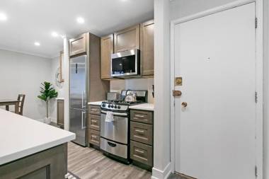 Modern & Stylish 1BR Apt in the Center of Lakeview