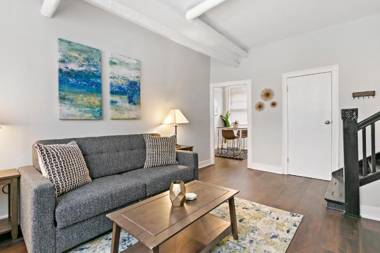 Comfy 1BR Apt Near Lakeview Shops & Restaurants