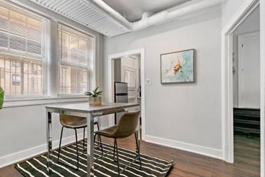 Comfy 1BR Apt Near Lakeview Shops & Restaurants