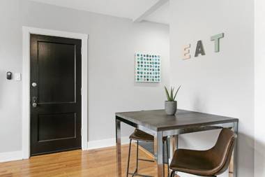 1BR walk to shops in the Middle of the City