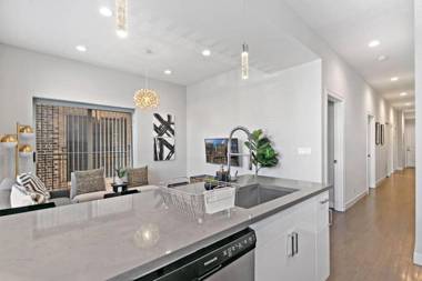 Designer's 3BR Unit - Cozy Living walk to Shops