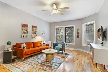 Cozy Modern 1BR Apt 10-min Walk to Wrigley Field