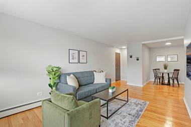 Trendy & Tastefully Decorated 2BR Apt in Lakeview