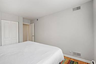 Trendy & Tastefully Decorated 2BR Apt in Lakeview