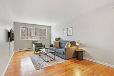 Trendy & Tastefully Decorated 2BR Apt in Lakeview