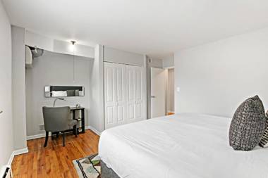 Trendy & Tastefully Decorated 2BR Apt in Lakeview
