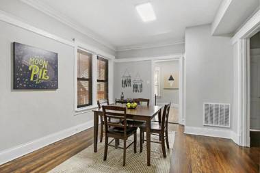 Chic & Comfy 2BR Sunnyside Home near Shops