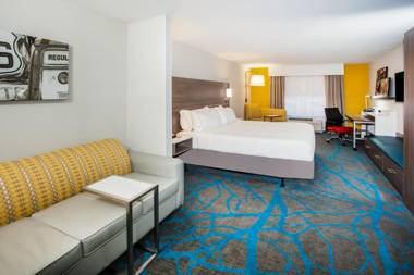 Holiday Inn Express & Suites Litchfield an IHG Hotel