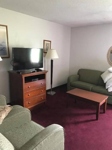 Lake Tree Inn & Suites