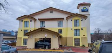 Days Inn & Suites by Wyndham Schaumburg- Woodfield Mall