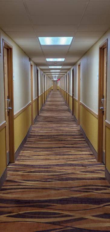Days Inn & Suites by Wyndham Schaumburg- Woodfield Mall
