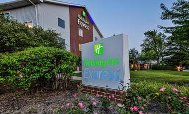 Holiday Inn Express Chicago Northwest-Vernon Hills an IHG Hotel