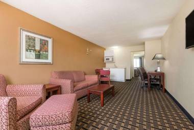 Super 8 by Wyndham Indianapolis/NE/Castleton Area
