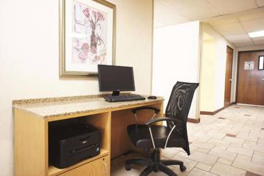 La Quinta Inn by Wyndham Indianapolis Airport Executive Dr