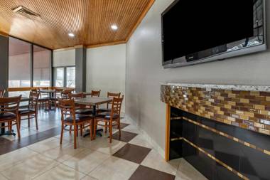 Econo Lodge Inn & Suites