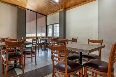 Econo Lodge Inn & Suites