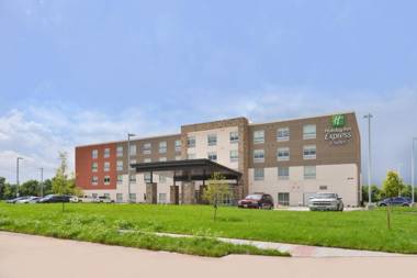Holiday Inn Express & Suites Omaha Airport an IHG Hotel